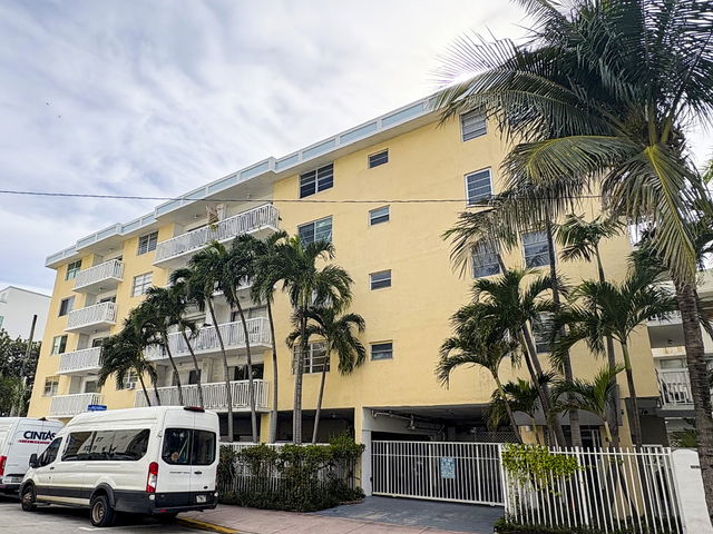 1357 Collins Ave Condo photo 2